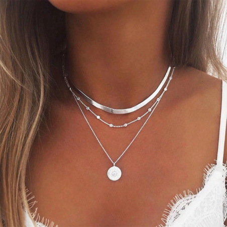 Collana color argento a tre fili Giulina con medaglione