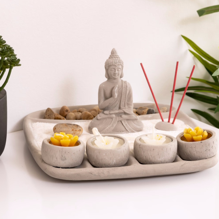 Petit jardin zen avec Bouddha et bougies en forme de fleur